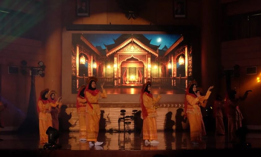 Prestasi Global Memukau Panggung UTCC dengan Tarian Cindai, Waka-Waka, hingga K-Pop Penuh Percaya Diri