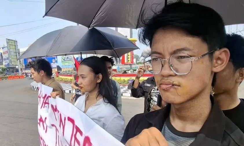 Aksi Jahit Mulut Warnai Kunjungan Prabowo ke Lampung, Jadi Simbol Kritik terhadap Pemerintah