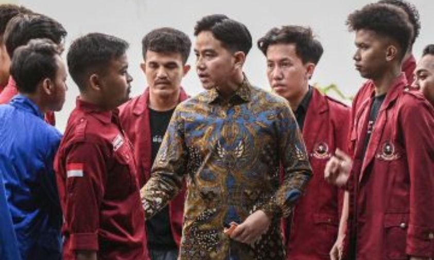Diksusi Antara Gibran dan Mahasiswa Demonstrasi