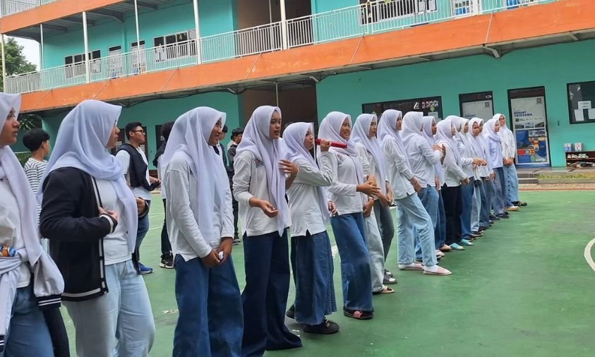 Latihan Graduation Siswi SMP Kelas 9