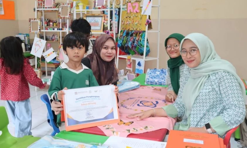 Pengambilan Rapor KB-TK Prestasi Global Jadi Momen Refleksi dan Apresiasi Perkembangan Anak