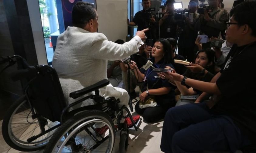 Duduk di Kursi Roda, Hotman Paris Mundur Dampingi Febrie Adriansyah karena Kondisi Kesehatan