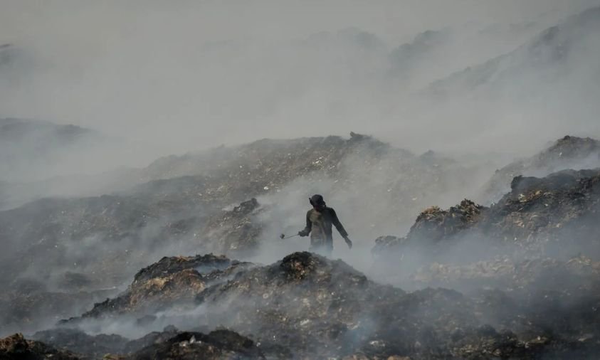 Tim Medis Siaga 24 Jam, Asap Kebakaran TPA Jatiwaringin Mulai Ganggu Warga