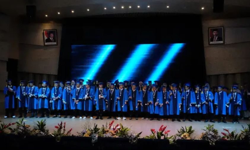 Bernyanyi di Kelulusan SMP Prestasi Global