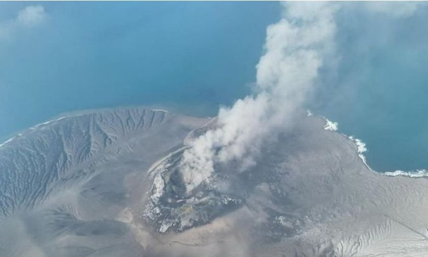 Dampak Abu Gunung Anak Krakatau Meluas, Ribuan Penerbangan hingga Aktivitas Warga Terganggu