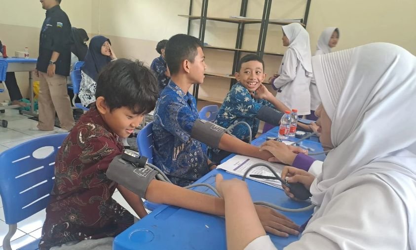 Cek Kesehatan Gratis di SMP Prestasi Global Diwarnai Antusias dan Deg-degan Siswa