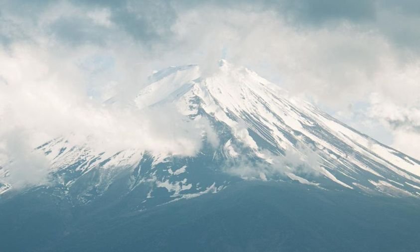 Gunung Fuji Dilanda Longsor Usai Hujan Deras, Tiga Kendaraan Tertimbun