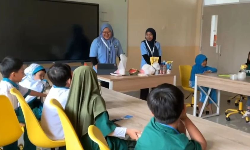 Bikin Salad Buah Sambil Belajar Bahasa Inggris, Aktivitas Koki Cilik Smilee Prestasi Global Bikin Anak Antusias