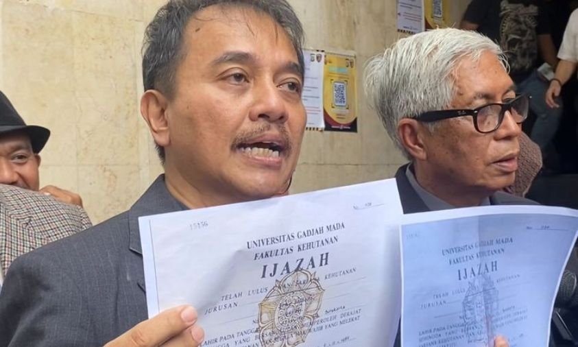 Roy Suryo Menunjukkan Ijazah Jokowi