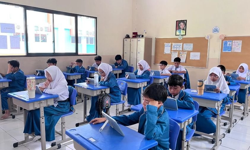 SMP Melakukan Ujian STS Melalui Tablet