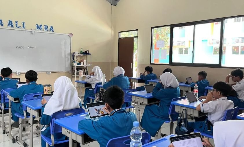 Implementasi Sekolah Digital Kreatif, Siswa Kelas 7 SMP Prestasi Global Kerjakan STS Ganjil Lewat Tablet