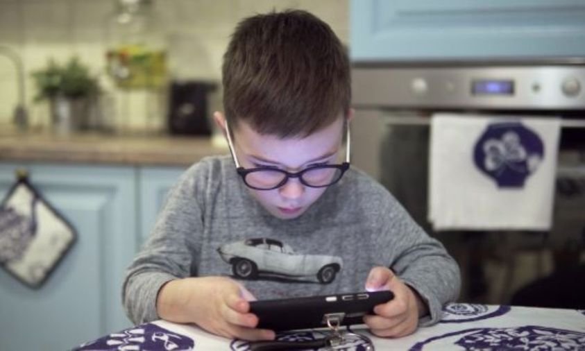Anak Sulit Lepas dari Gadget, Tantangan Parenting di Era Digital dan Cara Mengurangi Screen Time Anak