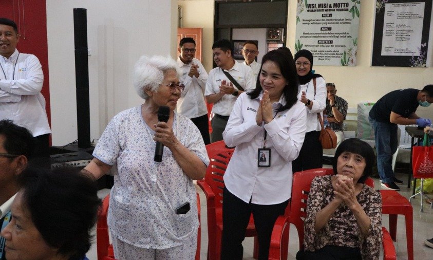 Rayakan HUT Ke-26, PLN Icon Plus Berbagi Kebahagiaan Bersama Lansia di Makassar